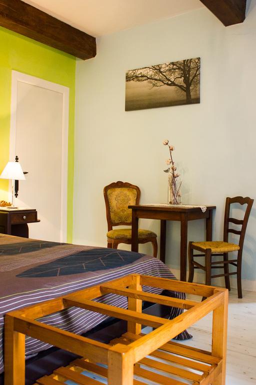 Aux Ronzieres Bed & Breakfast Pouilly-sous-Charlieu Room photo