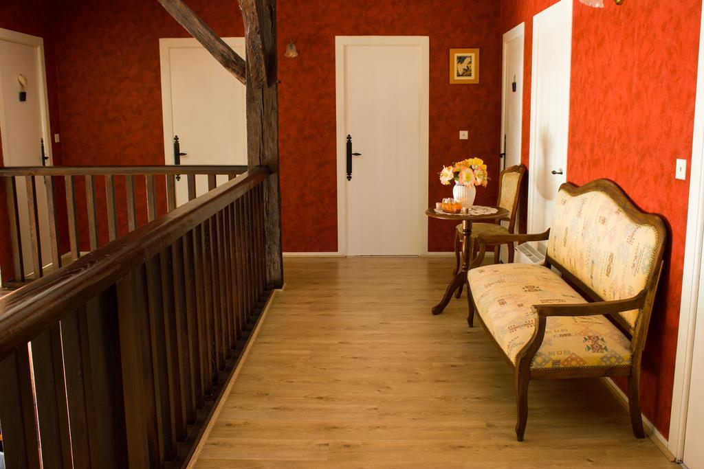 Aux Ronzieres Bed & Breakfast Pouilly-sous-Charlieu Room photo