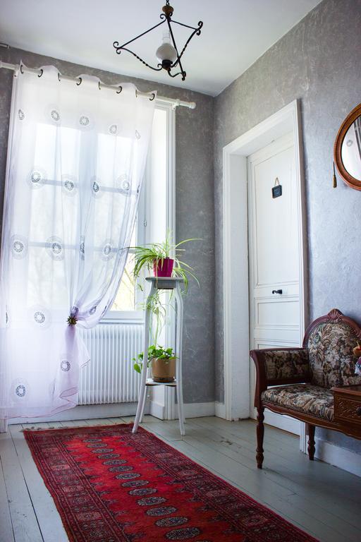 Aux Ronzieres Bed & Breakfast Pouilly-sous-Charlieu Exterior photo